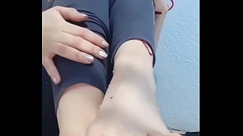 Chica diafruta de un submarino marinela con sus pies