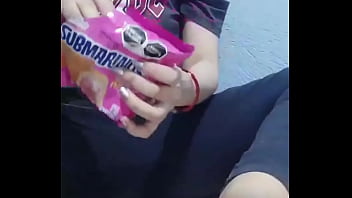 Chica diafruta de un submarino marinela con sus pies