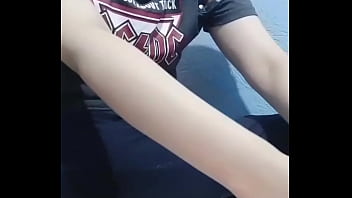 Chica diafruta de un submarino marinela con sus pies