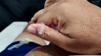 Não aguentei ver minha ex se masturbando e fui bater uma punheta no pinto minúsculo