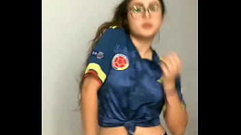 Chica Con Lentes Y Atractiva Hace Un Sexy Baile thumbnail