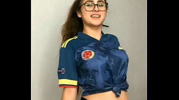 Chica con lentes y atractiva hace un sexy baile Chica con lentes y atractiva hace un sexy baile