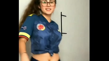 Chica con lentes y atractiva hace un sexy baile