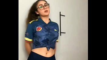 Chica con lentes y atractiva hace un sexy baile