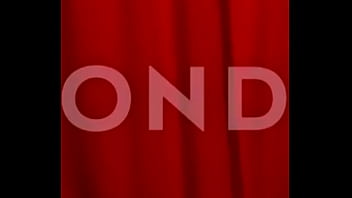 Chica con lentes y atractiva hace un sexy baile