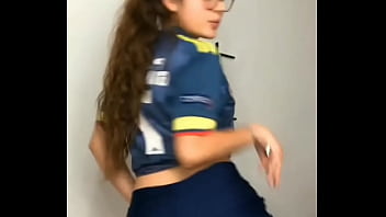 Chica con lentes y atractiva hace un sexy baile