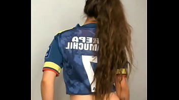 Chica con lentes y atractiva hace un sexy baile