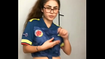 Chica con lentes y atractiva hace un sexy baile