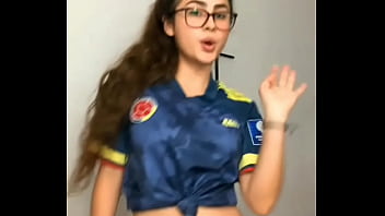 Chica con lentes y atractiva hace un sexy baile