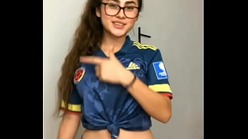 Chica con lentes y atractiva hace un sexy baile