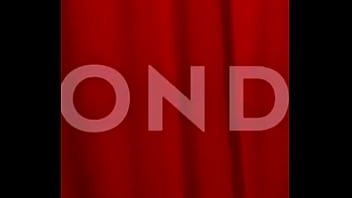 Chica con lentes y atractiva hace un sexy baile