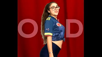 Chica con lentes y atractiva hace un sexy baile