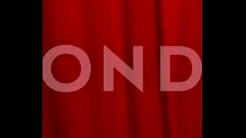 Chica con lentes y atractiva hace un sexy baile