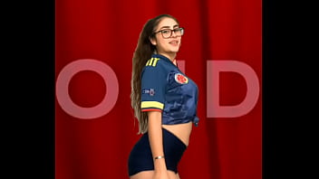 Chica Con Lentes Y Atractiva Hace Un Sexy Baile thumbnail
