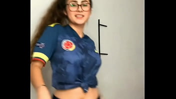 Chica con lentes y atractiva hace un sexy baile