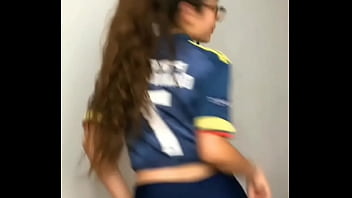 Chica con lentes y atractiva hace un sexy baile