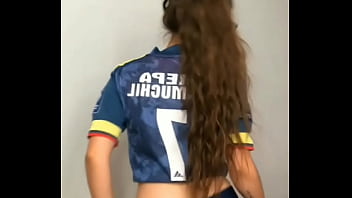 Chica con lentes y atractiva hace un sexy baile