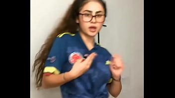 Chica con lentes y atractiva hace un sexy baile