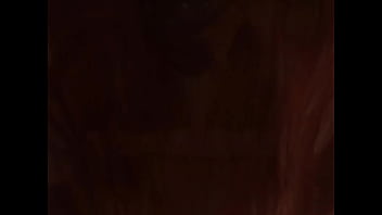 Mujer traga a mini chica