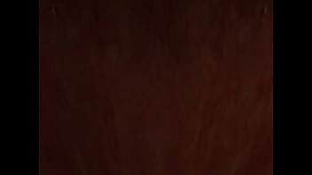 Mujer traga a mini chica