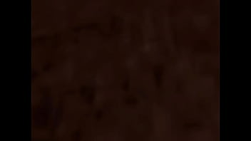 Mujer traga a mini chica