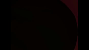 Mujer traga a mini chica