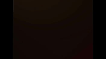 Mujer traga a mini chica