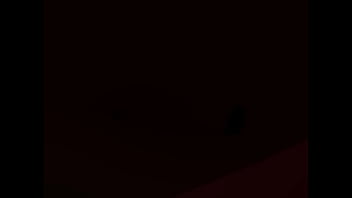 Mujer traga a mini chica