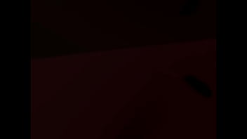 Mujer traga a mini chica