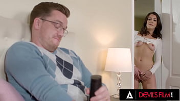 Hottie gives an hand after catching her in law fapping