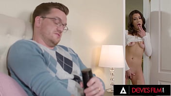 Hottie gives an hand after catching her in law fapping