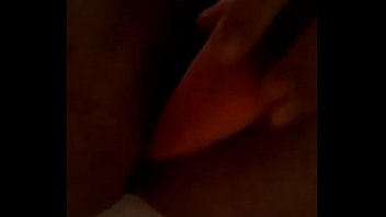 Mi esposa probando una rica zanahoria mmmm luego me la comere rn una ensalada