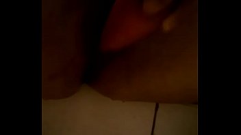 Mi esposa probando una rica zanahoria mmmm luego me la comere rn una ensalada