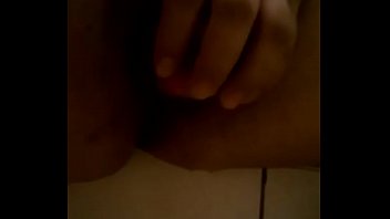 Mi esposa probando una rica zanahoria mmmm luego me la comere rn una ensalada