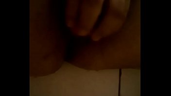 Mi esposa probando una rica zanahoria mmmm luego me la comere rn una ensalada