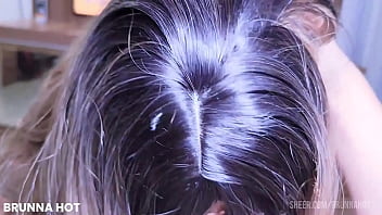 Garota do job fazendo boquete sem camisinha na pica do coroa