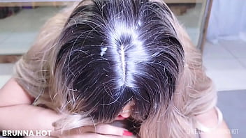 Garota do job fazendo boquete sem camisinha na pica do coroa