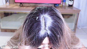 Garota do job fazendo boquete sem camisinha na pica do coroa