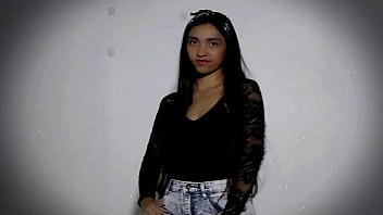 Vecina se queda en casa mientras folllamos