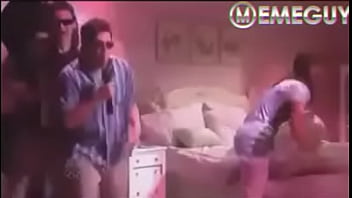 Surpresa no quarto da novinha