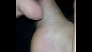 Gozando Nos Pés Da Esposa Do Colega thumbnail