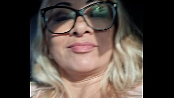 Estava viajando de ônibus e deixei o passageiro do meu lado pegar na minha buceta e o motorista viu tudo pelo retrovisor