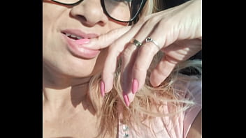 Estava viajando de ônibus e deixei o passageiro do meu lado pegar na minha buceta e o motorista viu tudo pelo retrovisor