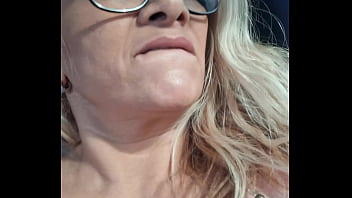 Estava viajando de ônibus e deixei o passageiro do meu lado pegar na minha buceta e o motorista viu tudo pelo retrovisor