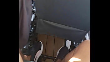 Estava viajando de ônibus e deixei o passageiro do meu lado pegar na minha buceta e o motorista viu tudo pelo retrovisor