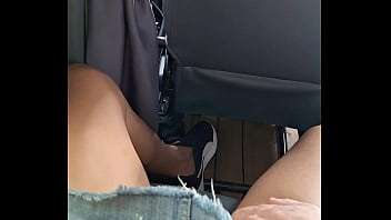 Estava viajando de ônibus e deixei o passageiro do meu lado pegar na minha buceta e o motorista viu tudo pelo retrovisor