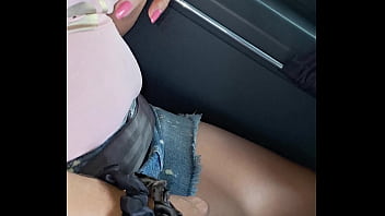 Estava viajando de ônibus e deixei o passageiro do meu lado pegar na minha buceta e o motorista viu tudo pelo retrovisor