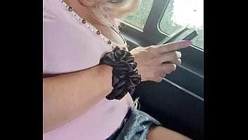 Estava viajando de ônibus e deixei o passageiro do meu lado pegar na minha buceta e o motorista viu tudo pelo retrovisor