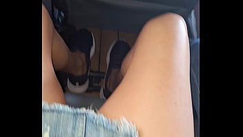 Estava viajando de ônibus e deixei o passageiro do meu lado pegar na minha buceta e o motorista viu tudo pelo retrovisor