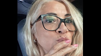 Estava viajando de ônibus e deixei o passageiro do meu lado pegar na minha buceta e o motorista viu tudo pelo retrovisor